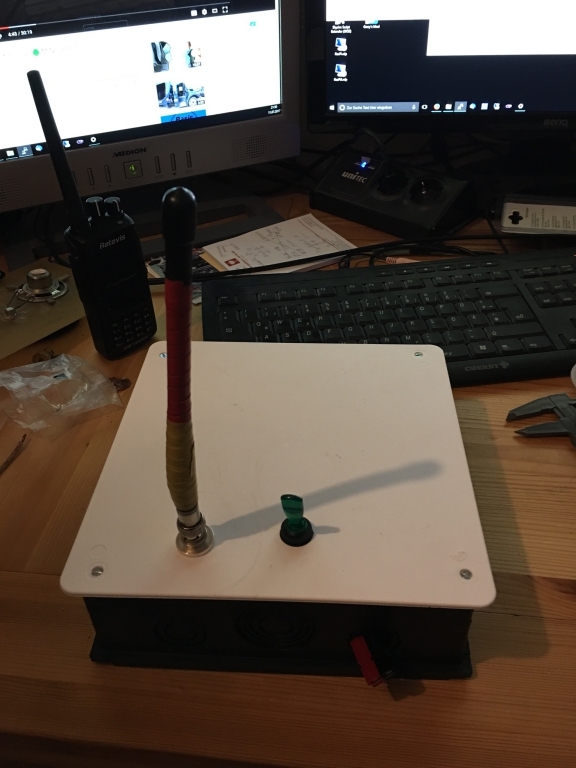 Kiste mit Schalter und BNC Antenne