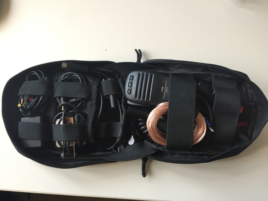 Im Inneren der Tasche sind verschiedene elastische Schlaufen, in denen die Kabel, Antenen, Radiale, Interface, Mikrofon und Morsepaddle ihren Platz finden.