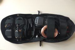 Im Inneren der Tasche sind verschiedene elastische Schlaufen, in denen die Kabel, Antenen, Radiale, Interface, Mikrofon und Morsepaddle ihren Platz finden.